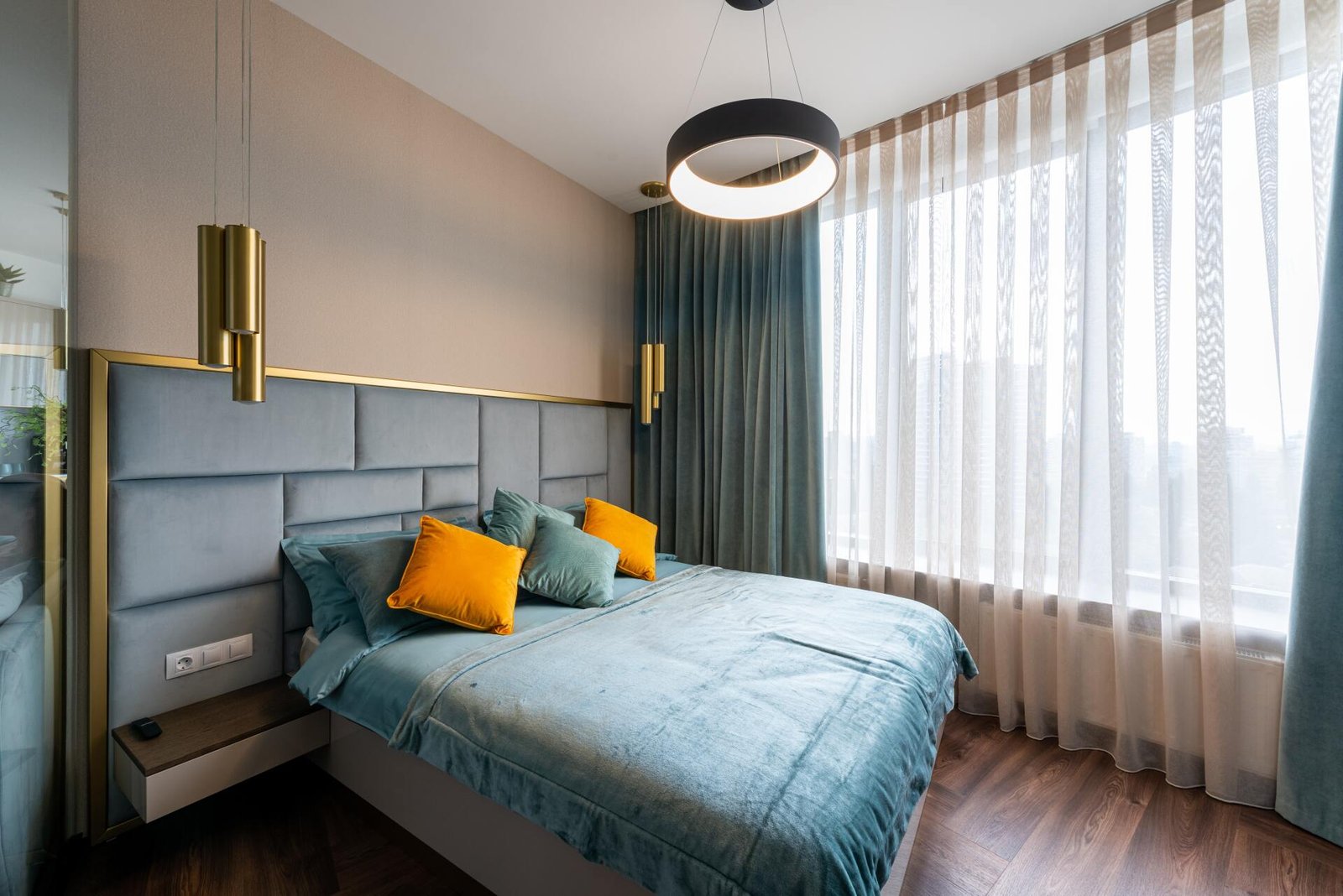une chambre avec un lit , une fenêtre et un miroir .